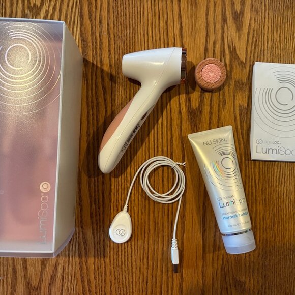 NuSkin LumiSpa Device + AgeLOC Treatment Cleanser (normal/combo) - Picture 2 of 4